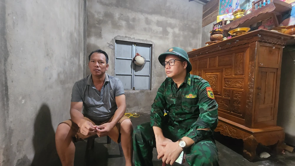 Vụ 2 tàu cá TP.HCM gặp nạn: Ngư dân dũng cảm dùng thuyền nhỏ vượt sóng dữ cứu 7 người