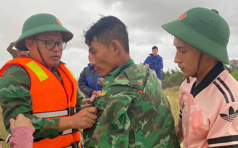 hai-tau-ca-tp-hcm-gap-nan-khi-vao-tru-bao- o-quang-tri-1-thuyen-vien-da-vao-bo1.jpg