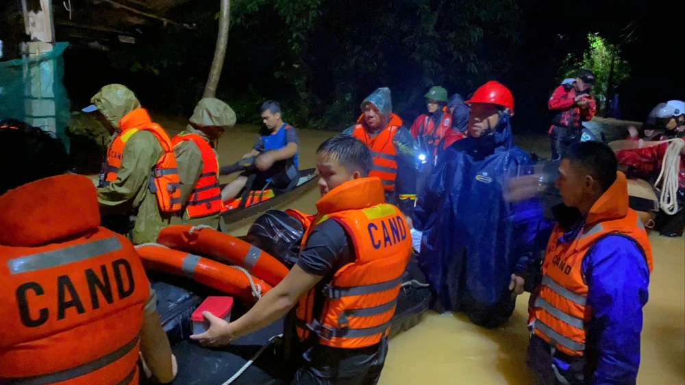 Lực lượng chức năng tìm kiếm người vợ bị lũ cuốn khi cùng chồng đi bắt xe về quê.