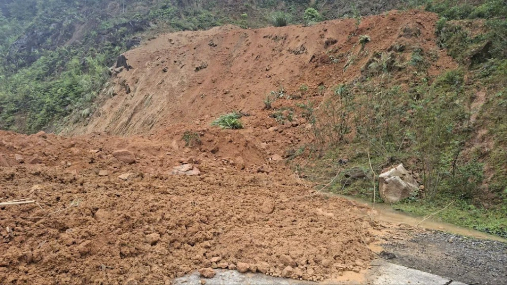 duong-ho-chi-minh-nhanh-tay-ach-tac-do-sat-lo- tai-deo-sa-mu1.jpg