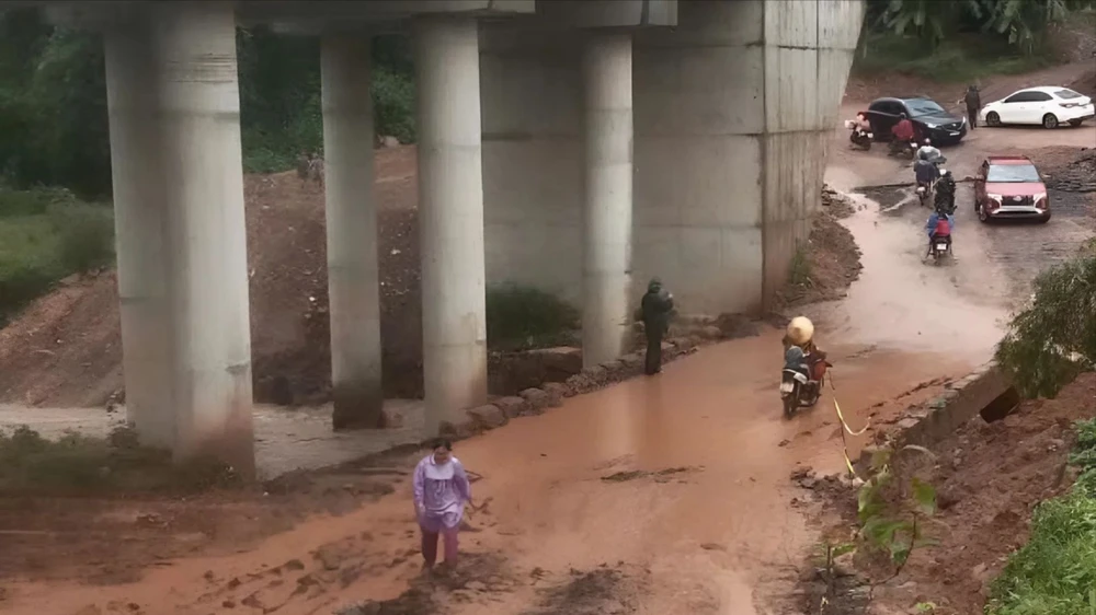 thi-cong-cau-vuot-lu-dan-khon-kho-vi-duong-bien-thanh-ruong-bun (1).jpeg