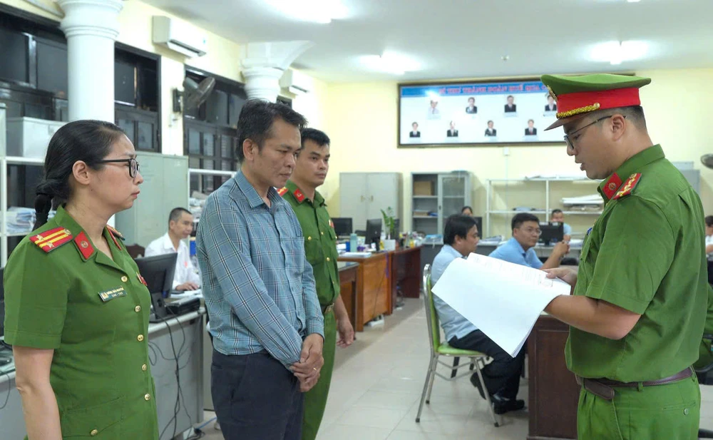 bat-giam-cuu-pho-chu-tich-phuong-va-mot-chuyen-vien-de-dieu-tra-toi-nhan-hoi-lo (1).jpg