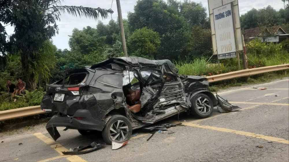 xe ô tô con hư hỏng sau va chạm với xe đầu kéo