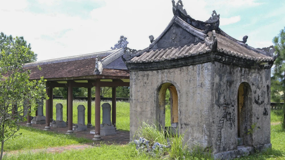 ben-trong-van-mieu-hue-truoc-khi-duoc-hoi-sinh-voi-du-an-hon-132-ti-dong (13).jpg