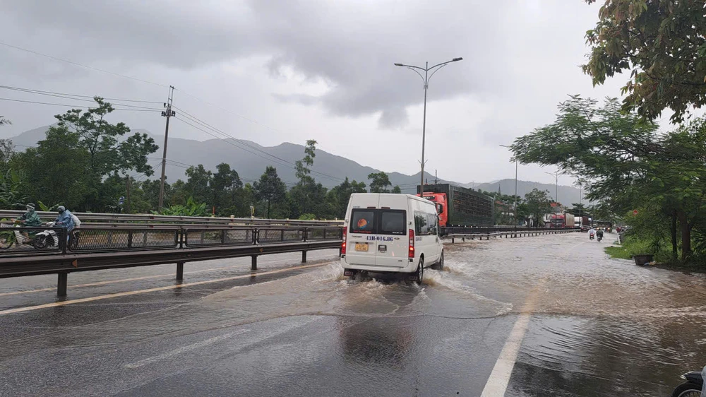 mua-lon-ho-chua-o-hue-dong-loat-tang-luu-luong-xa-nuoc (1).jpg