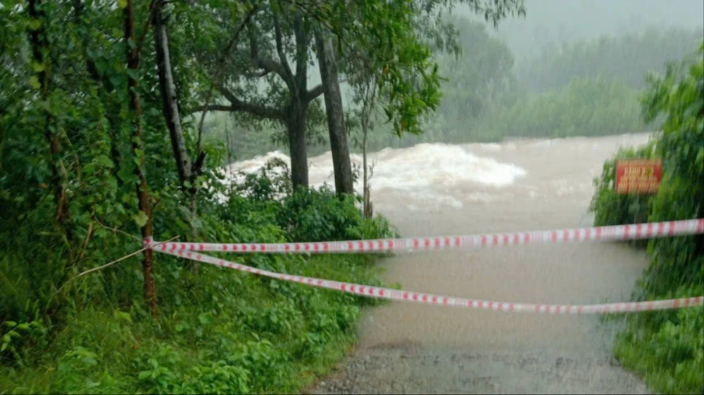 mua-lon-khien-nuoc-song-suoi-chay-xiet-khoang-3-700-hoc-sinh-o-hue-nghi-ho (3).jpg