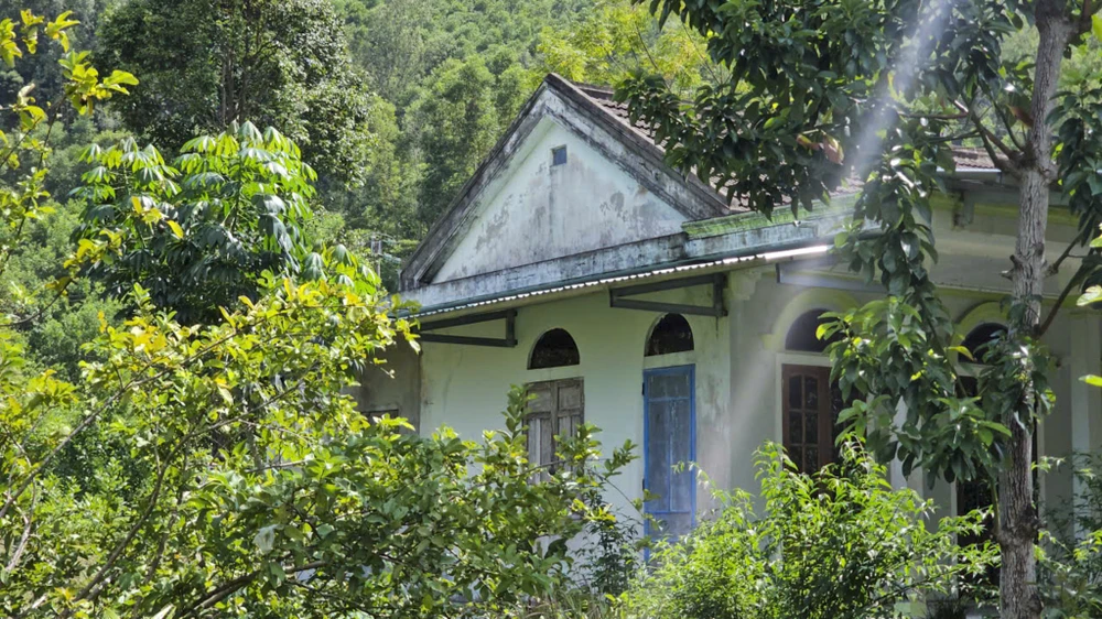 hang-chuc-ho-dan-song-duoi-bom-no-cham-o-chan-nui-phu-gia (3).jpg