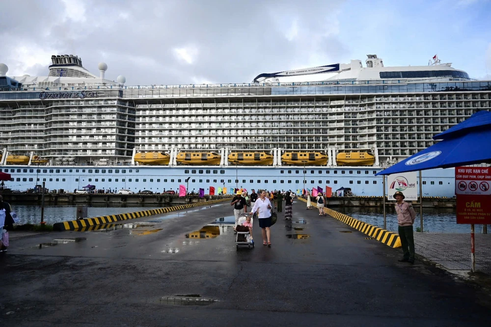 sieu-du-thuyen-cho-hon-4-000-khach-cap-cang-hue-vi-cang-o-tp-hcm-ngung-tiep-nhan- (4).jpg