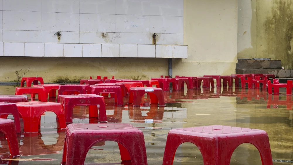 san-truong-thanh-vung-nuoc-lon-hoc-sinh-dung-ghe-bac-cau-qua-song (11).jpg