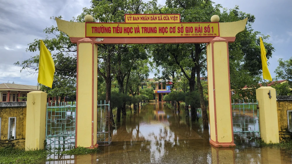 Một trường tiểu học ở Quảng Trị cứ mưa là bị cảnh 'ao tù, nước đọng'