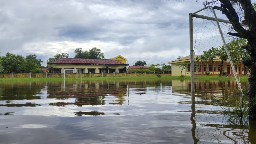 san-truong-thanh-vung-nuoc-lon-hoc-sinh-dung-ghe-bac-cau-qua-song (4).jpg