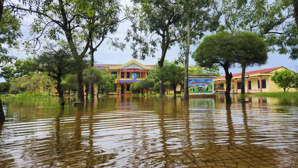 san-truong-thanh-vung-nuoc-lon-hoc-sinh-dung-ghe-bac-cau-qua-song (5).jpg