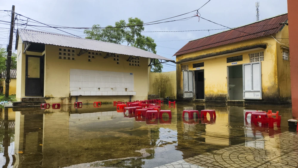 quang-tri-phu-huynh-buc-xuc-vi-lam-duong-khien-truong-tieu-hoc-cu-mua-la-ngap-dai-ngay- (2).jpg