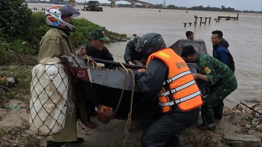 mot-thuyen-danh-ca-bi-chim-khi-dang-neo-dau-tai-cua-viet (2).jpg