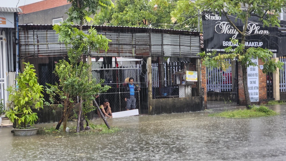 72-gio-vat-lon-voi-nuoc-lu-o-hue (10).jpg