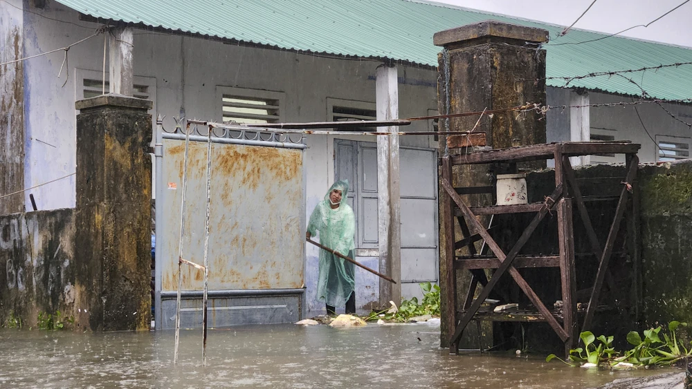 72-gio-vat-lon-voi-nuoc-lu-o-hue (15).jpg