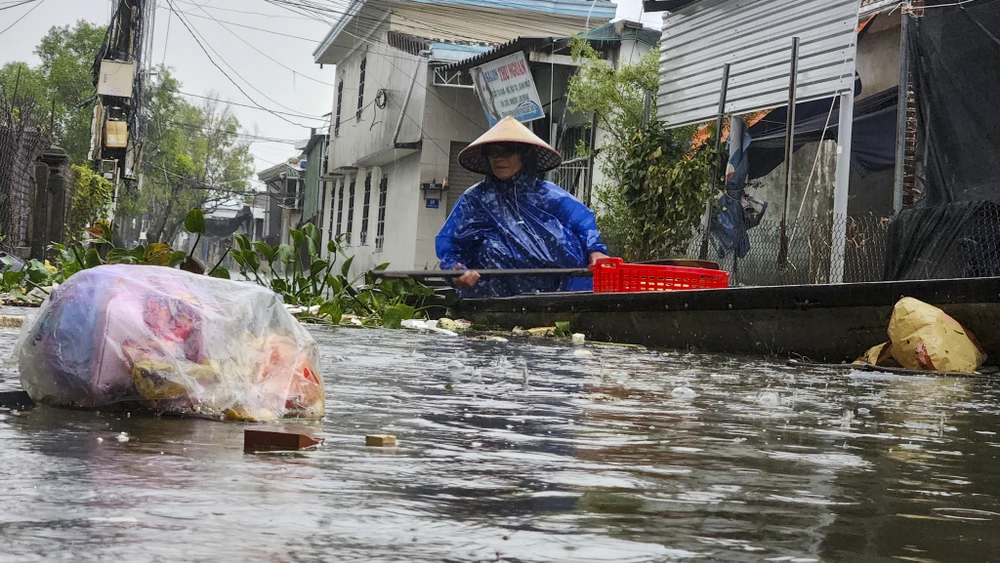 72-gio-vat-lon-voi-nuoc-lu-o-hue (19).jpg