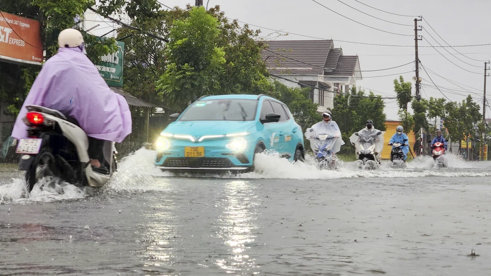 72-gio-vat-lon-voi-nuoc-lu-o-hue (4).jpg