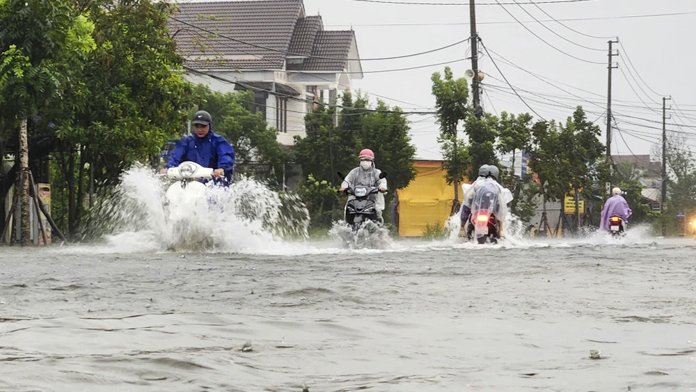 72-gio-vat-lon-voi-nuoc-lu-o-hue (5).jpg