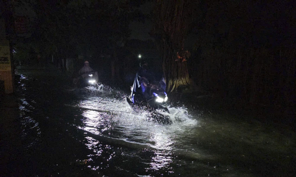 mua-xoi-xa-sinh-vien-trang-dem-chay-lu (10).jpg