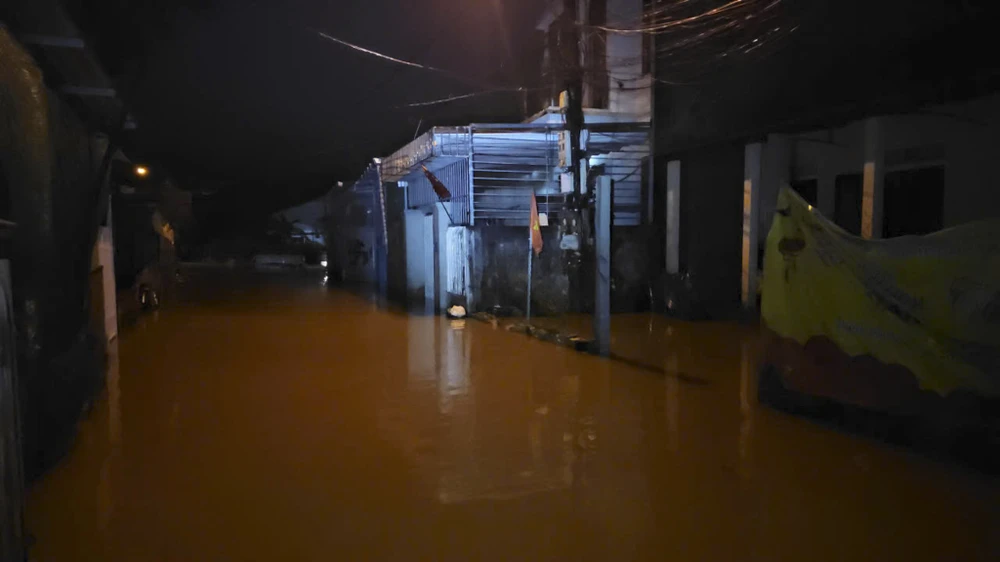 mua-xoi-xa-sinh-vien-trang-dem-chay-lu (16).jpg