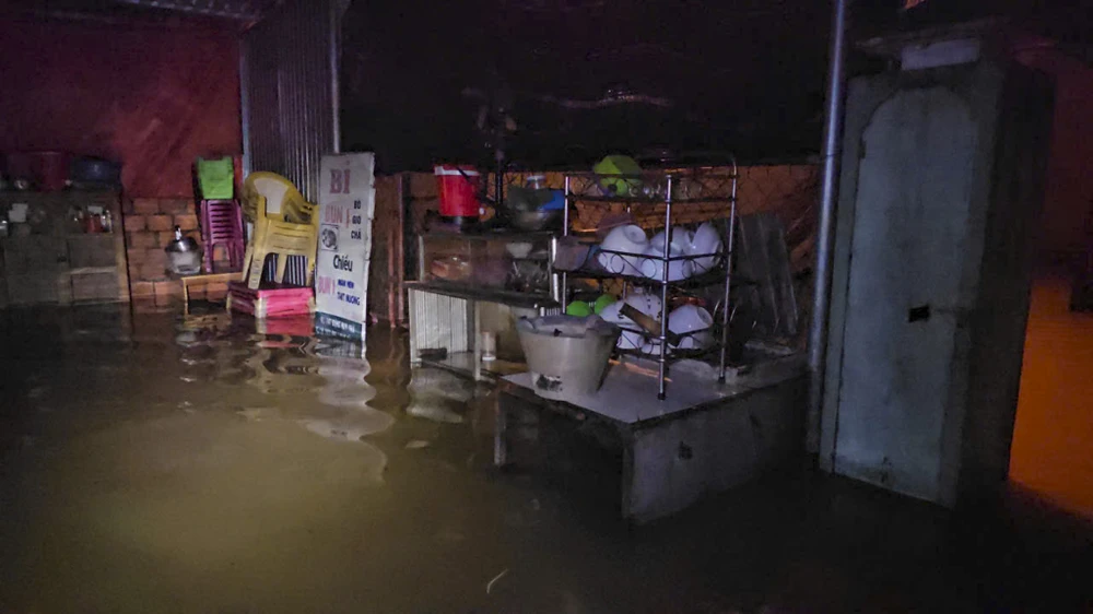 mua-xoi-xa-sinh-vien-trang-dem-chay-lu (18).jpg