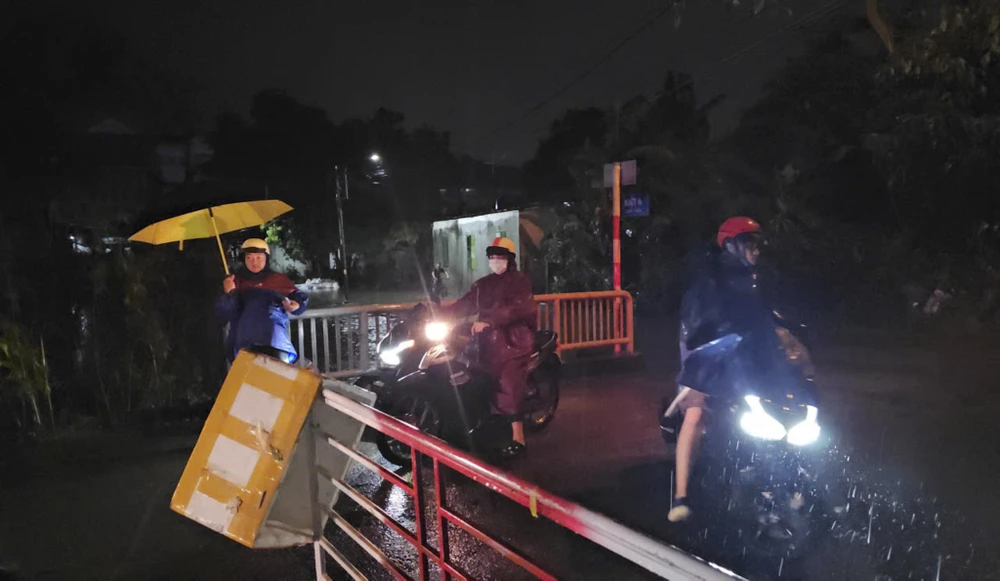 mua-xoi-xa-sinh-vien-trang-dem-chay-lu (24).jpg