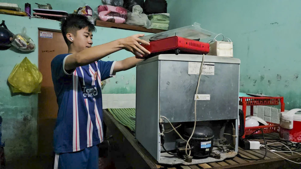 mua-xoi-xa-sinh-vien-trang-dem-chay-lu (3).jpg