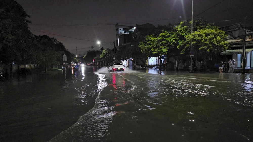 mua-xoi-xa-sinh-vien-trang-dem-chay-lu (4).jpg