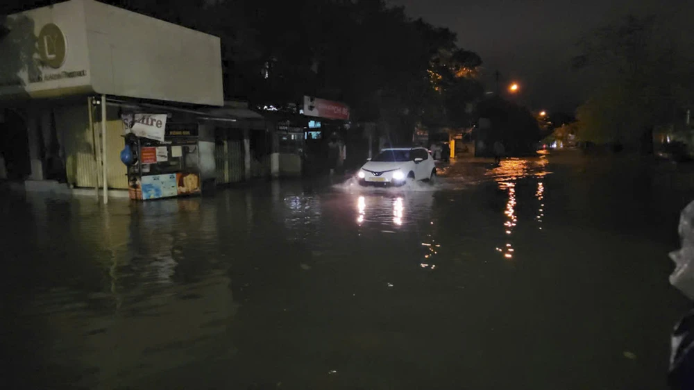 mua-xoi-xa-sinh-vien-trang-dem-chay-lu (8).jpg