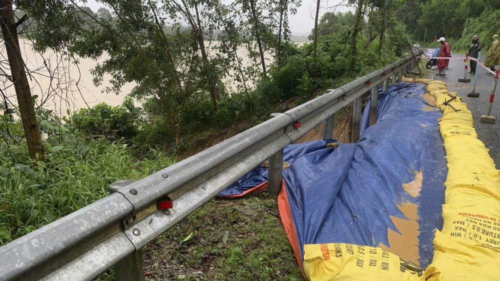 quoc-lo-49-sat-lo-nghiem-trong-nhieu-noi-o-hue-van-ngap-sau-chia-cat (1).jpg