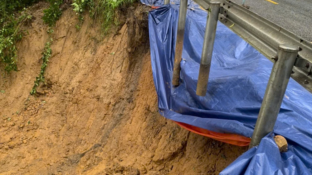 quoc-lo-49-sat-lo-nghiem-trong-nhieu-noi-o-hue-van-ngap-sau-chia-cat (2).jpg