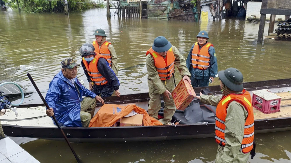 quoc-lo-49-sat-lo-nghiem-trong-nhieu-noi-o-hue-van-ngap-sau-chia-cat (4).jpg