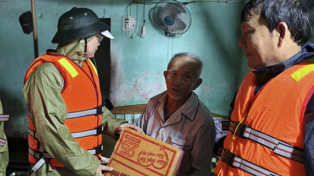 quoc-lo-49-sat-lo-nghiem-trong-nhieu-noi-o-hue-van-ngap-sau-chia-cat (6).jpg