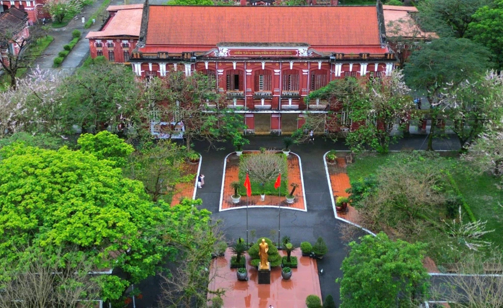 can-canh-ngoi-truong-129-tuoi-3-nam-lien-mang-cau-truyen-hinh-olympia-ve-hue (26).jpg