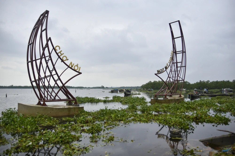 cho-noi-noi-tieng-nhat-xu-hue-bi-luc-binh-tan-cong (1).jpg