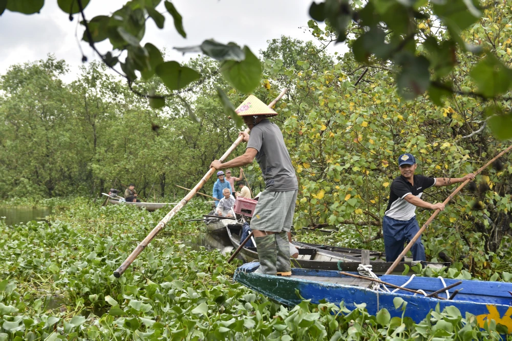 cho-noi-noi-tieng-nhat-xu-hue-bi-luc-binh-tan-cong (24).jpg