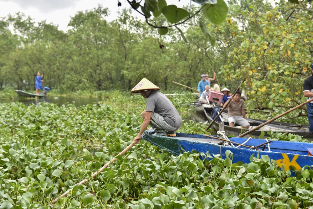 cho-noi-noi-tieng-nhat-xu-hue-bi-luc-binh-tan-cong (25).jpg