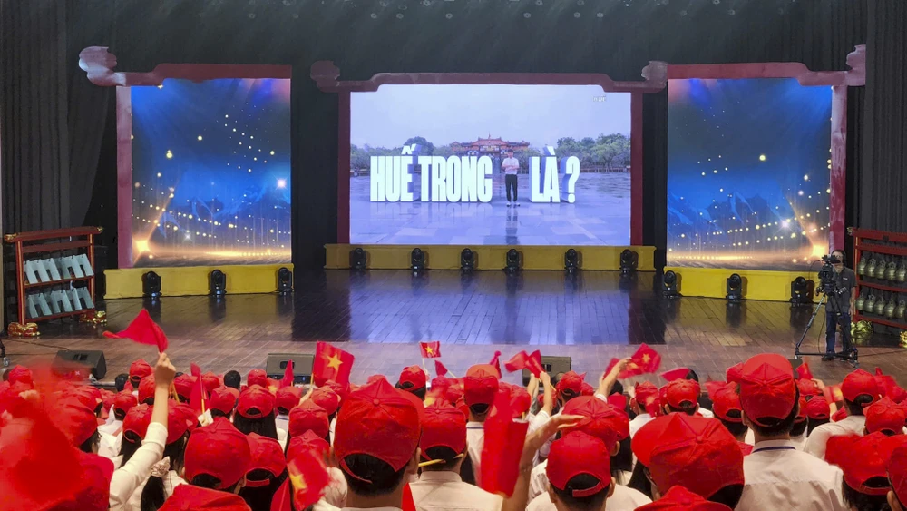 khong-khi-nao-nhiet-tai-diem-cau-duong-len-dinh-olympia-tai-hue (10).jpg