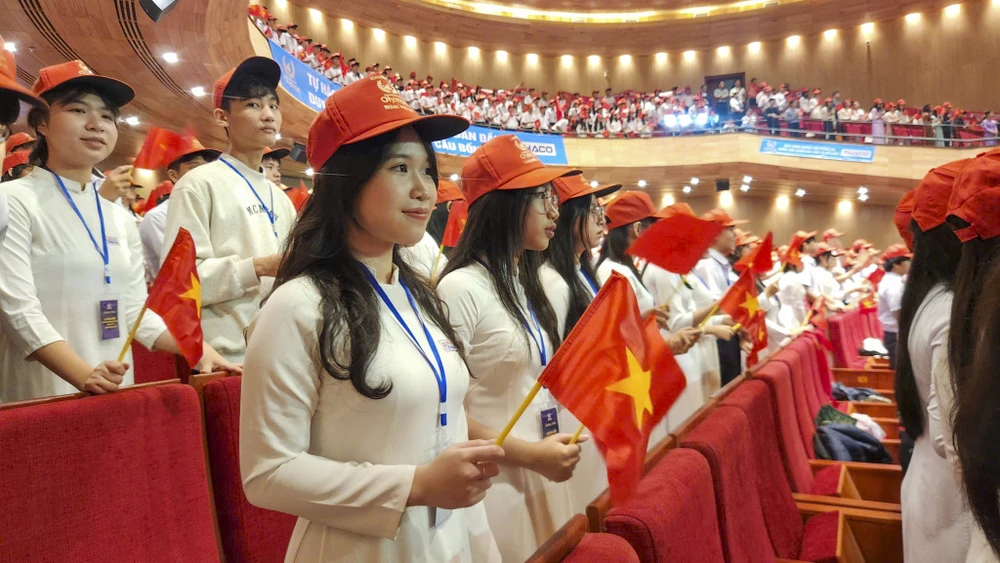 khong-khi-nao-nhiet-tai-diem-cau-duong-len-dinh-olympia-tai-hue (11).jpg