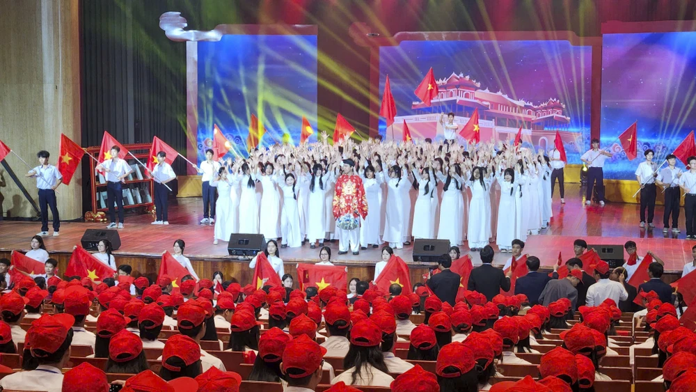 khong-khi-nao-nhiet-tai-diem-cau-duong-len-dinh-olympia-tai-hue (8).jpg