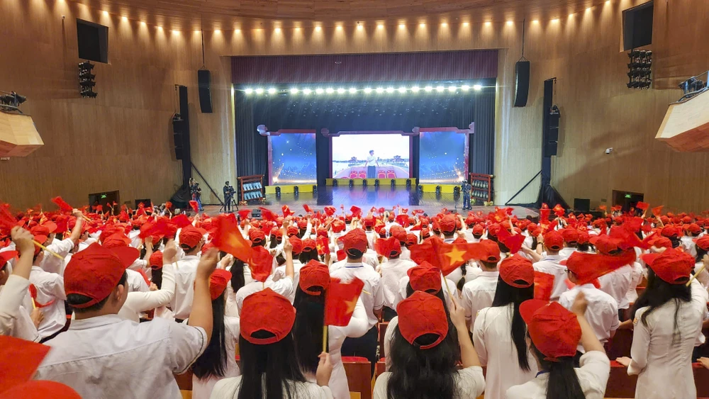 khong-khi-nao-nhiet-tai-diem-cau-duong-len-dinh-olympia-tai-hue (9).jpg