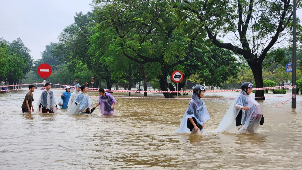 Nước lũ dâng cao, chảy xiết khiến. Ảnh: NGUYỄN DO