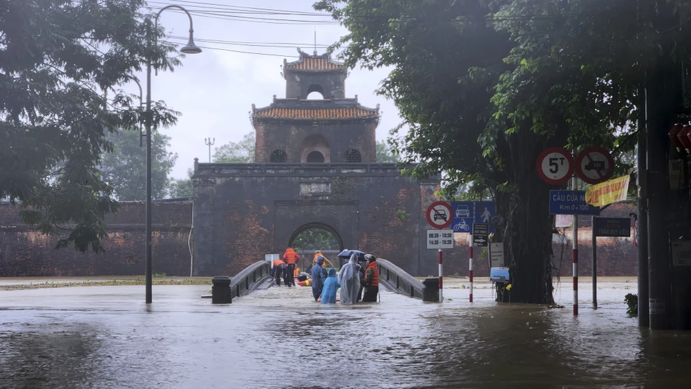 Nước lũ ở Huế dâng cao, đường vào Cửa Ngăn nước ngập sâu. Ảnh: NGUYÊN DO