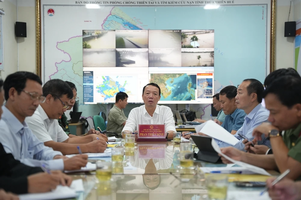 Ông Phan Thiên Định - Chủ tịch UBND TP Huế chỉ đạo phòng, chống mưa lũ. Ảnh: N.M