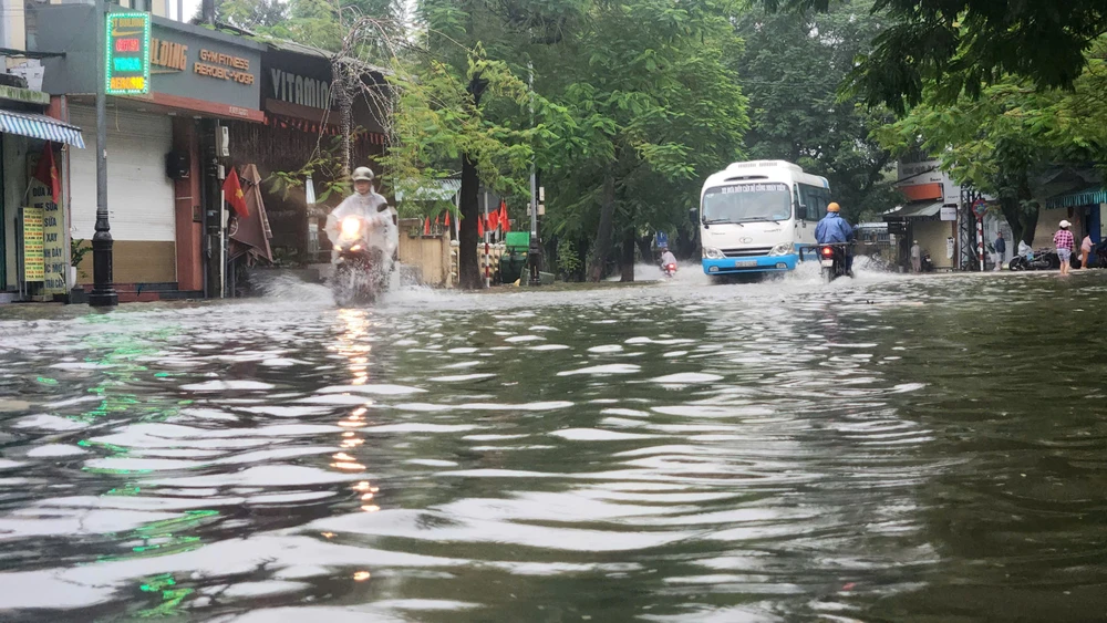 mua-dac-biet-to-o-hue-nhieu-tuyen-duong-te-liet-khan-truong-so-tan-dan (10).jpg