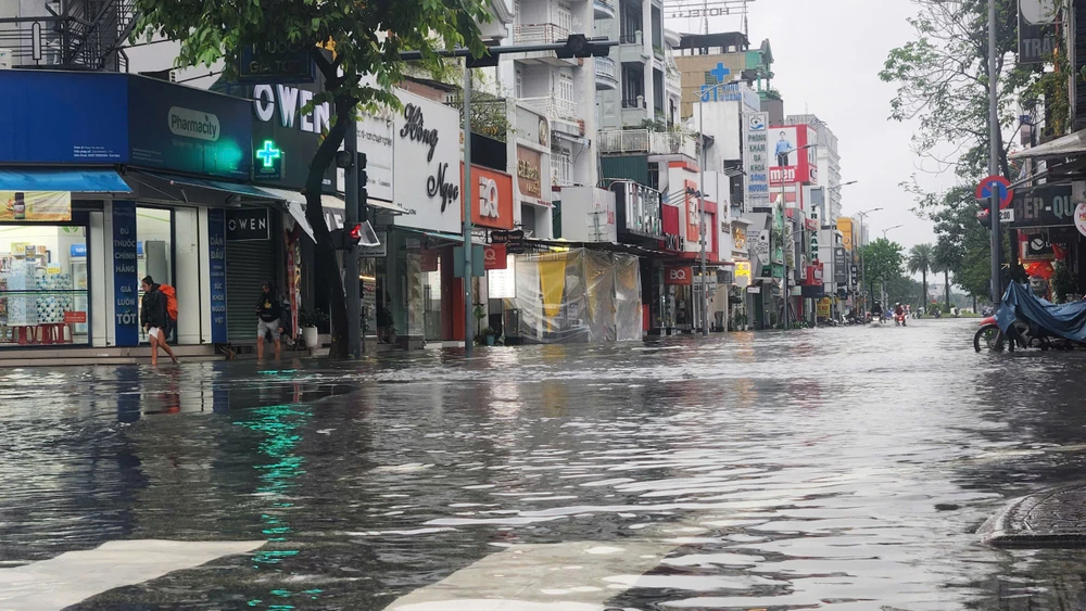 mua-dac-biet-to-o-hue-nhieu-tuyen-duong-te-liet-khan-truong-so-tan-dan (11).jpg