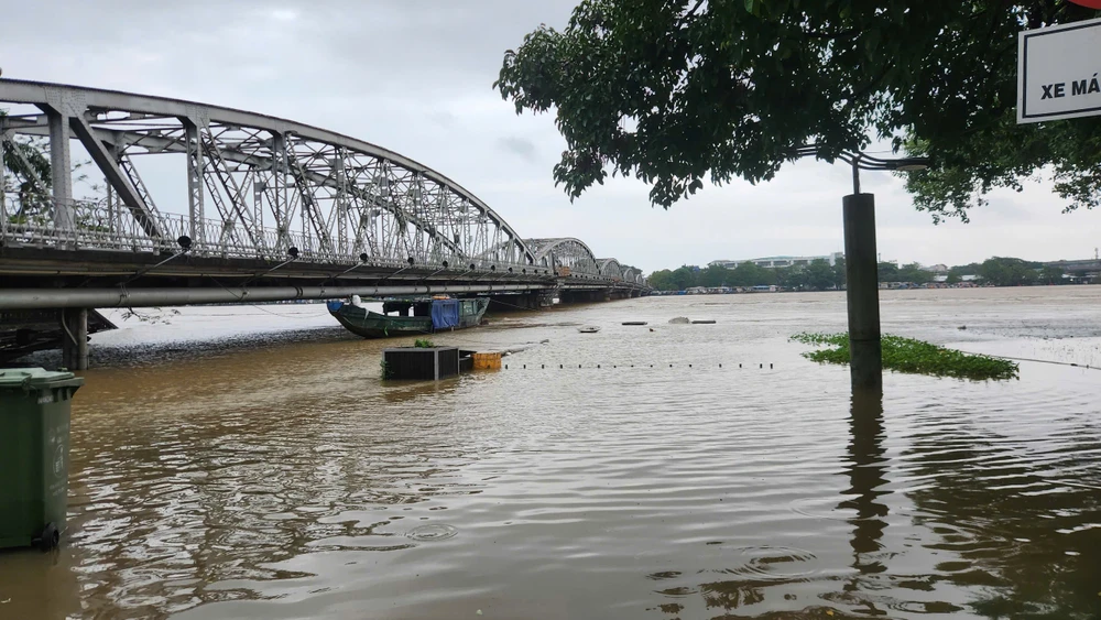 mua-dac-biet-to-o-hue-nhieu-tuyen-duong-te-liet-khan-truong-so-tan-dan (16).jpg