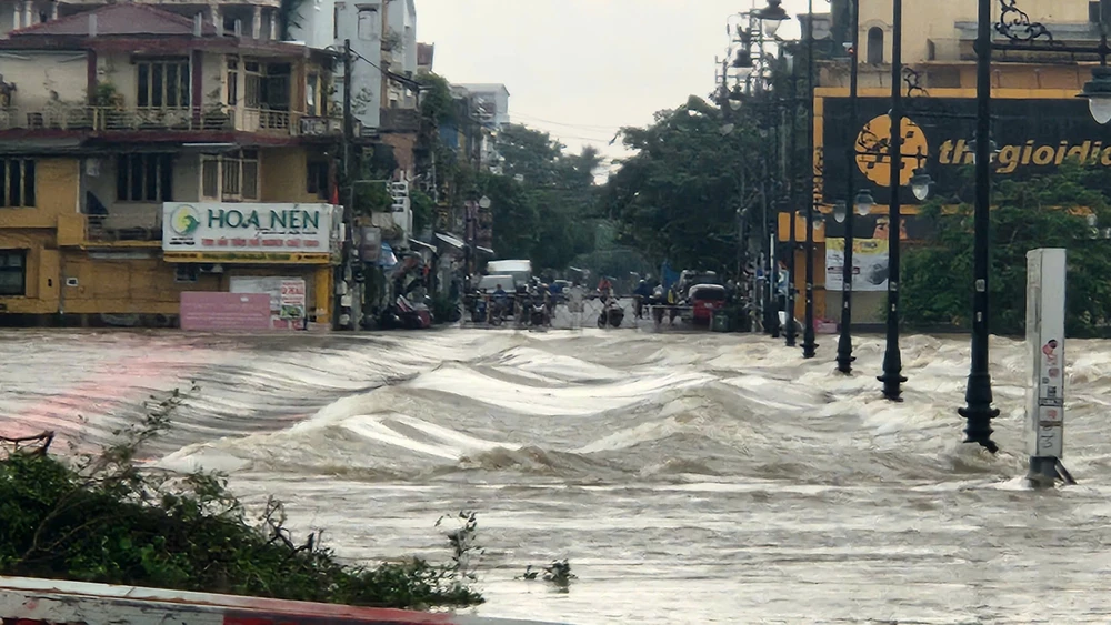 mua-dac-biet-to-o-hue-nhieu-tuyen-duong-te-liet-khan-truong-so-tan-dan (18).jpg