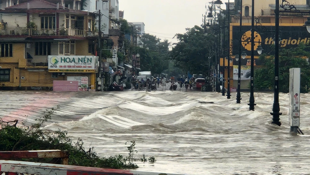 mua-dac-biet-to-o-hue-nhieu-tuyen-duong-te-liet-khan-truong-so-tan-dan (19).jpg